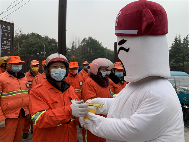 粥大白将腊八粥送至环卫工人们的手中