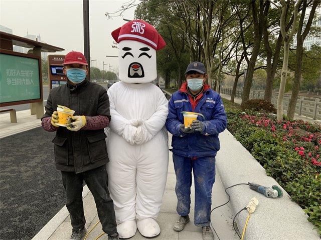 环卫工人们喝上热气腾腾的腊八粥